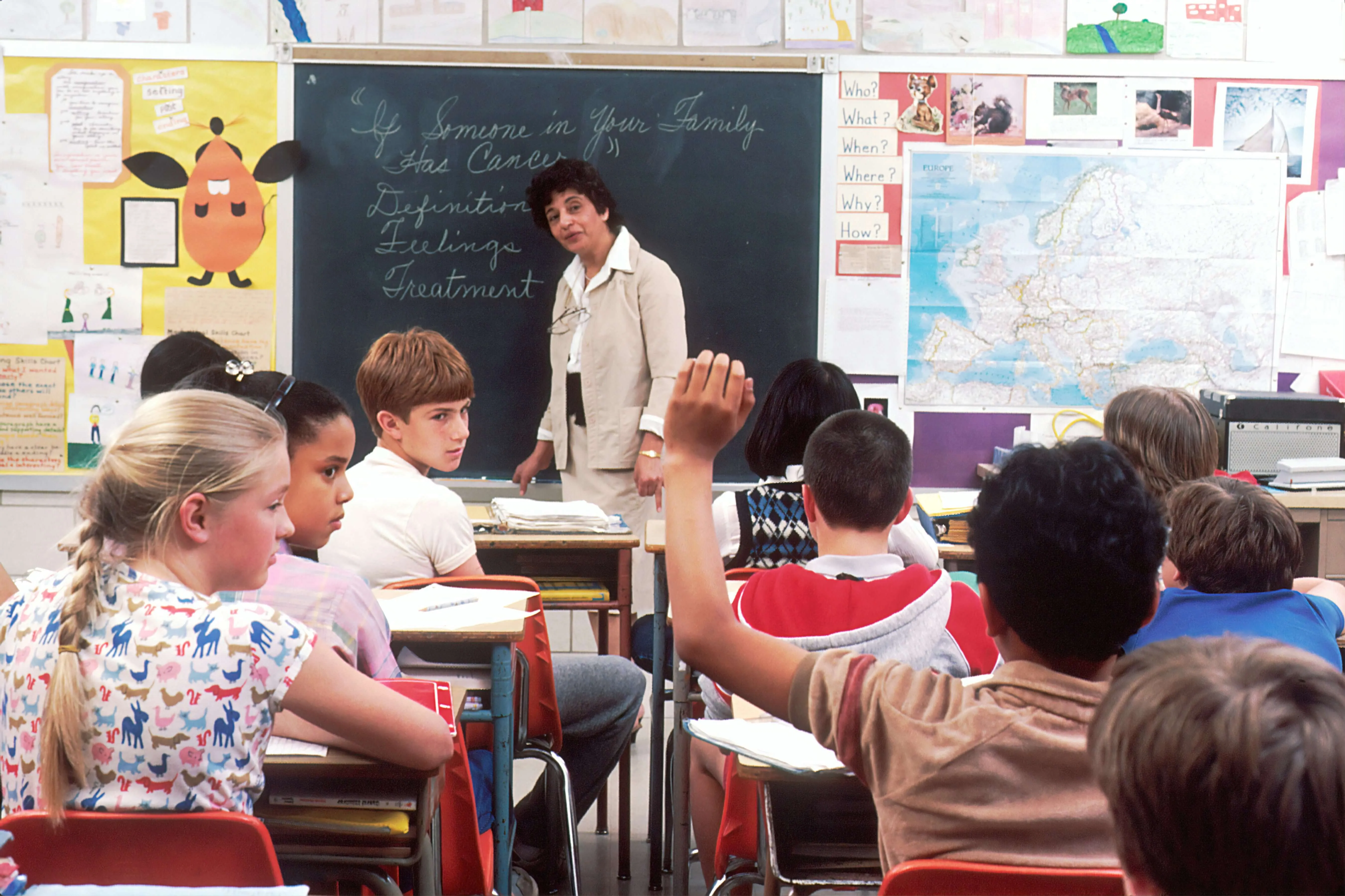 6 AI Tools to use in the Classroom (+4 ChatGPT prompts)
